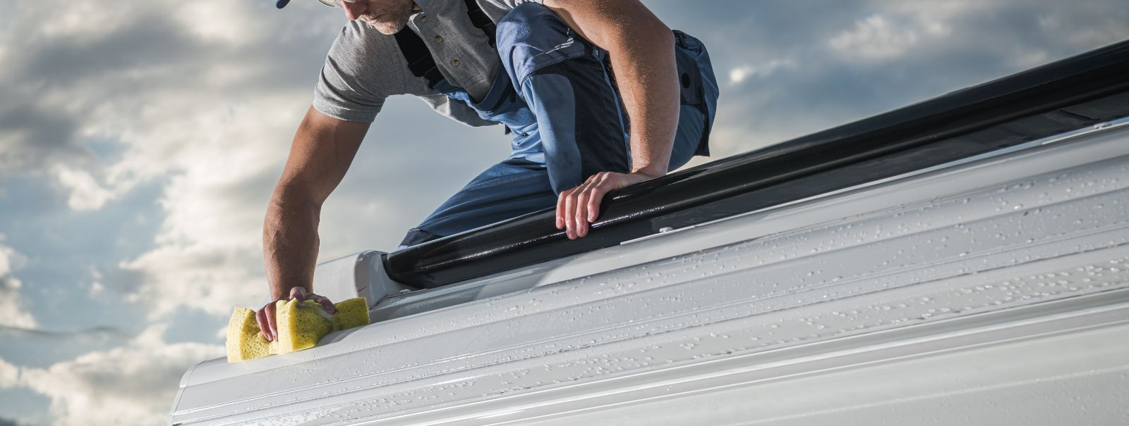 PVC-katused ehk polüvinüülkloriidist katusekatted on ühekihilised katuse lahendused, mida on laialdaselt tunnustatud nende tugevuse, vastupidavuse ja mitmekülgs