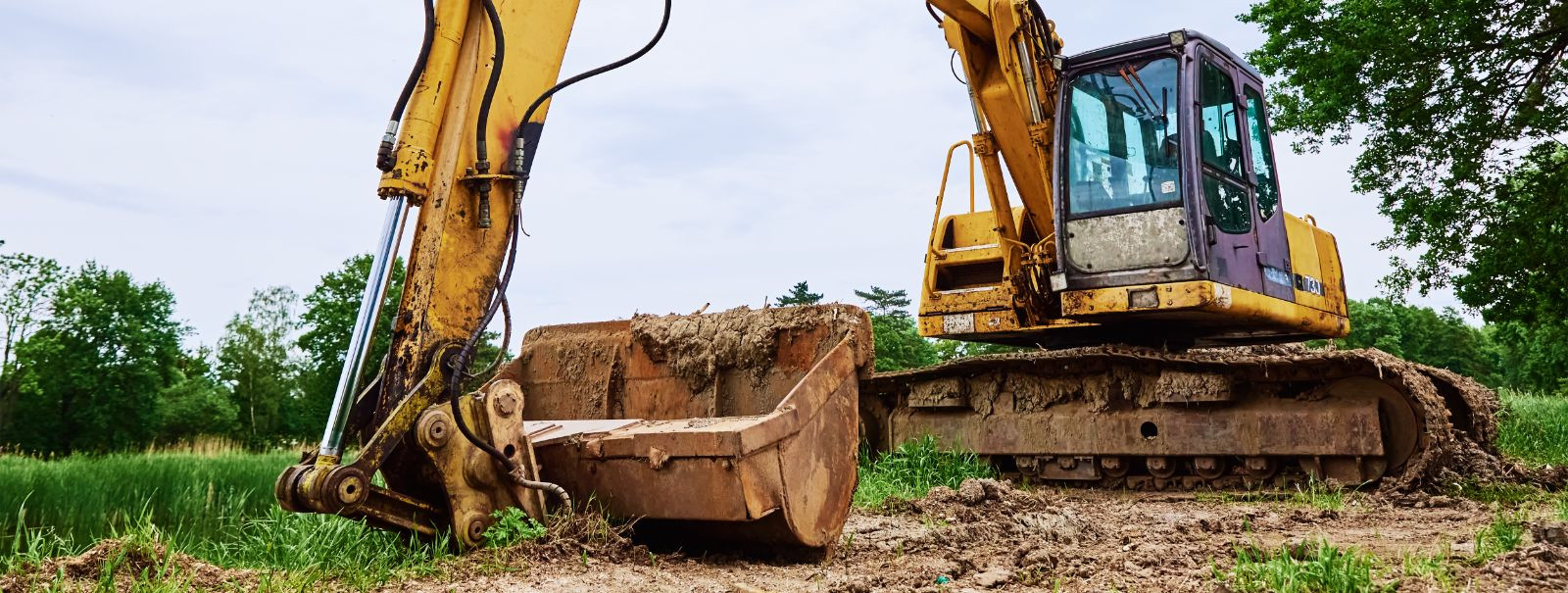For construction companies, industrial enterprises, and property management firms, the decision between renting and buying construction equipment is pivotal. Th