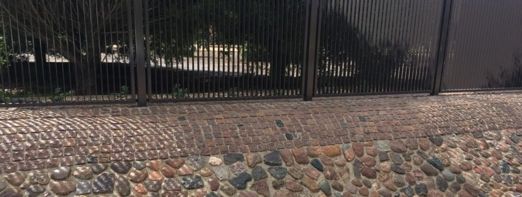 Stone fencing is not just a practical solution for demarcation and security; it is a craft that has been perfected over centuries. From the iconic dry stone wal