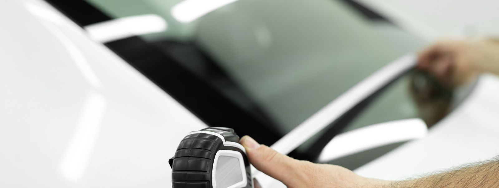 Sõiduki klaasikahjustused võivad ulatuda väikestest kiipidest ja mõradest kuni täieliku purunemiseni. Teede praht, temperatuurikõikumised ja õnnetused aitavad k