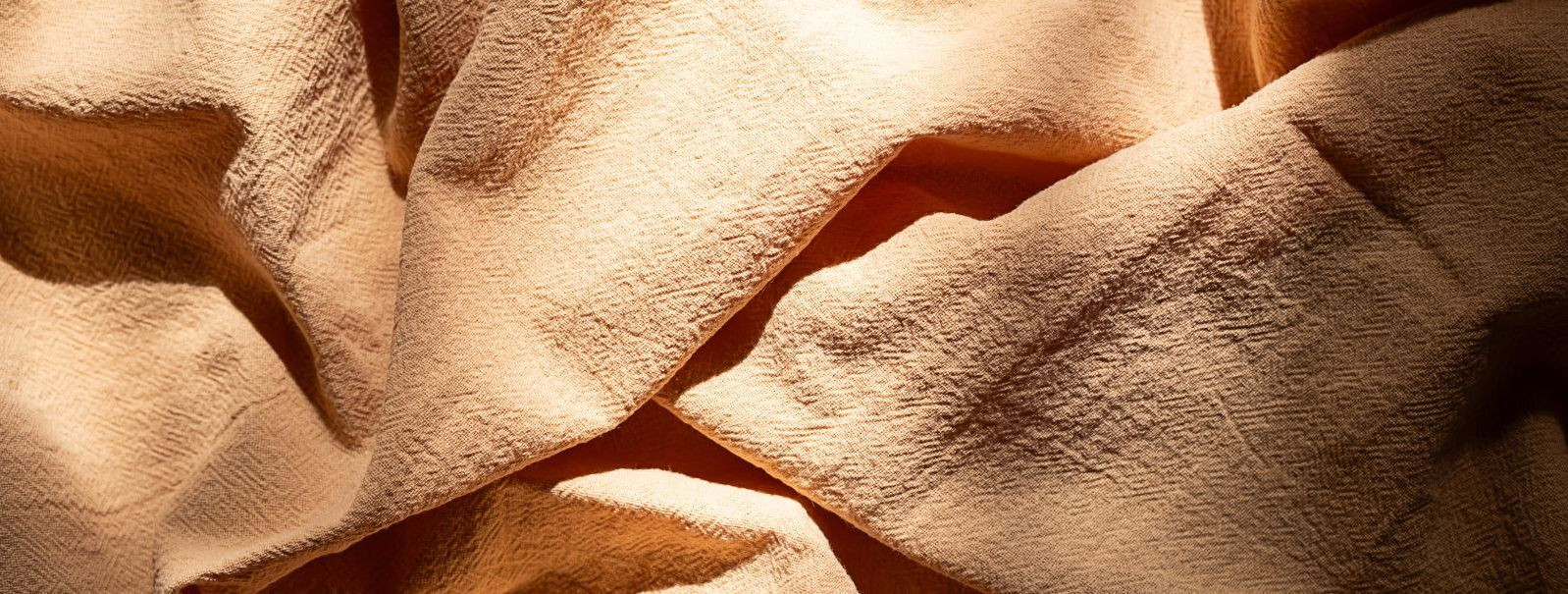 Kui on vaja valida täiuslik kangas oma garderoobi või koju, siis looduslikud kiud nagu lina ja puuvill paistavad silma oma mugavuse, vastupidavuse ja keskkonnas