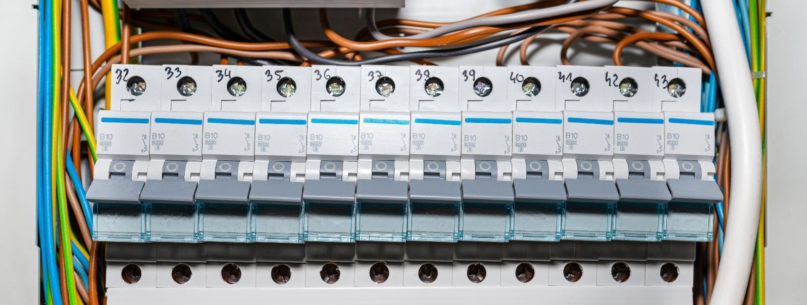 Madalpingesüsteemid viitavad elektrisüsteemidele, mis töötavad pingetel, mis on alla teatud läve, tavaliselt tunnustatud kui alla 1000 volti vahelduvvoolus (AC)