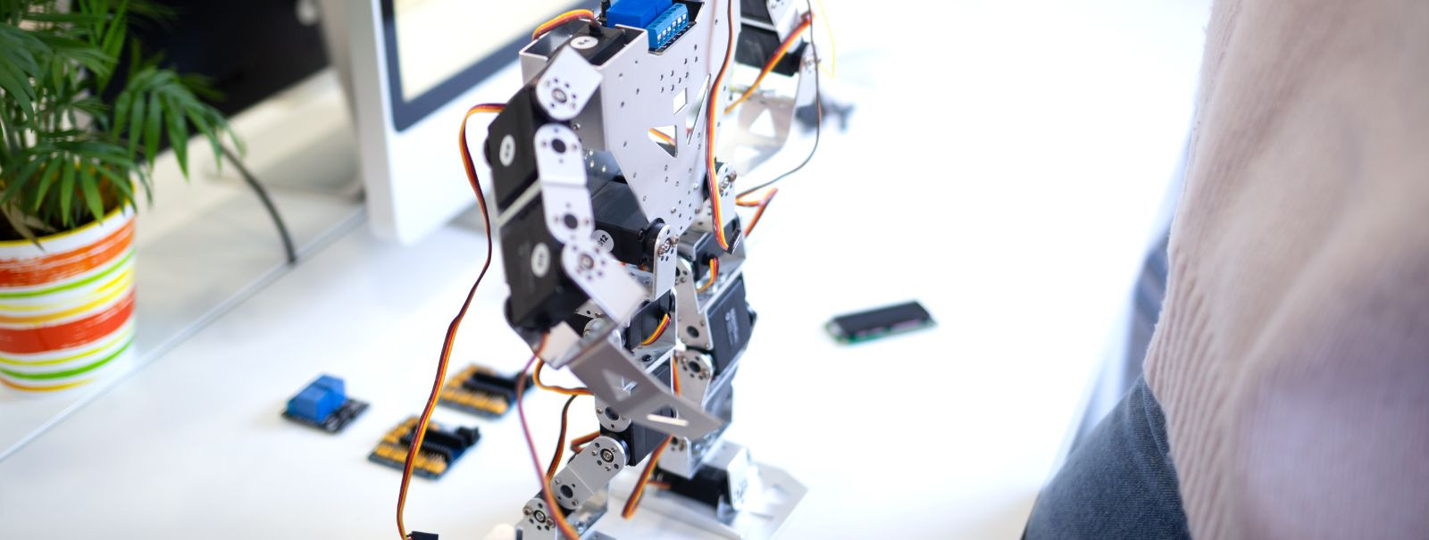 Robot on masin, mis on kavandatud ühte või mitut ülesannet ...
