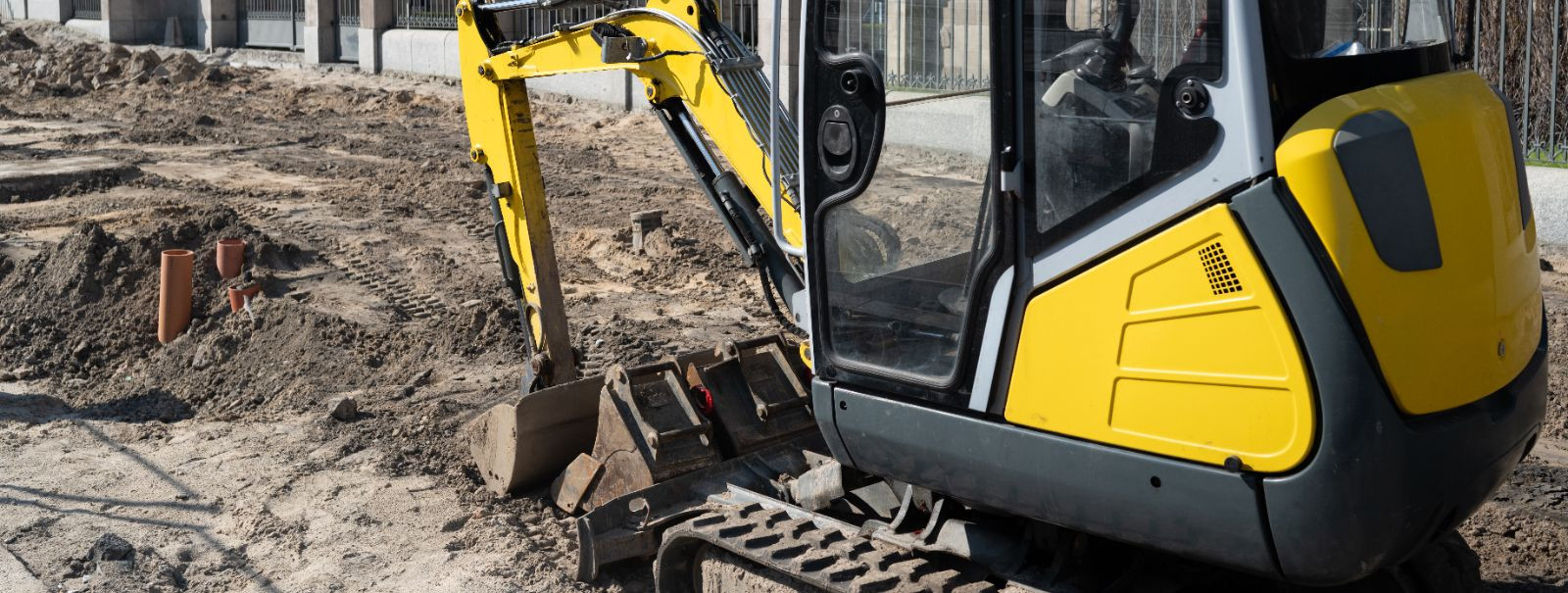 Mini excavators, also known as compact excavators, are small, yet powerful pieces of machinery designed for a variety of tasks in construction and landscaping. 