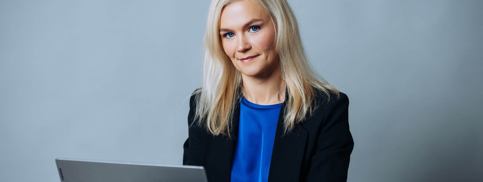 Tere, mina olen Kristi - rõõm tutvuda! Luban sind viia kaasa oma teekonnale, kuidas ma leidsin oma tee digiturunduse maailma ning muutsin kirglikud huvid põneva
