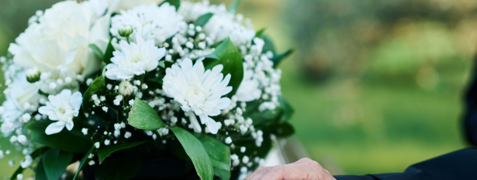 Lilled on pikka aega olnud osa matuse traditsioonidest, olles visuaalseks väljenduseks kurbusele, austusele ja armastusele. Nad pakuvad lohutust leinajatele ja 