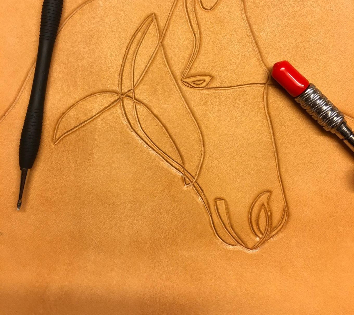 Olen nahakunstnik Hele Kingisepp. Järvamaal Paides asub minu nahakunsti stuudio Heling (Hele looming). Kõik minu tooted valmivad käsitsi ning on ainulaadsed. Õm