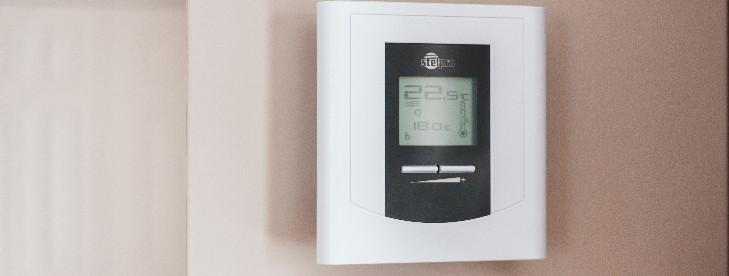 Siin on mõned nipid:

Reguleerige ruumide temperatuuri:Reguleerige oma kodu ruumide temperatuuri seadmete abil, näiteks termostaatide ja õhukonditsioneeridega