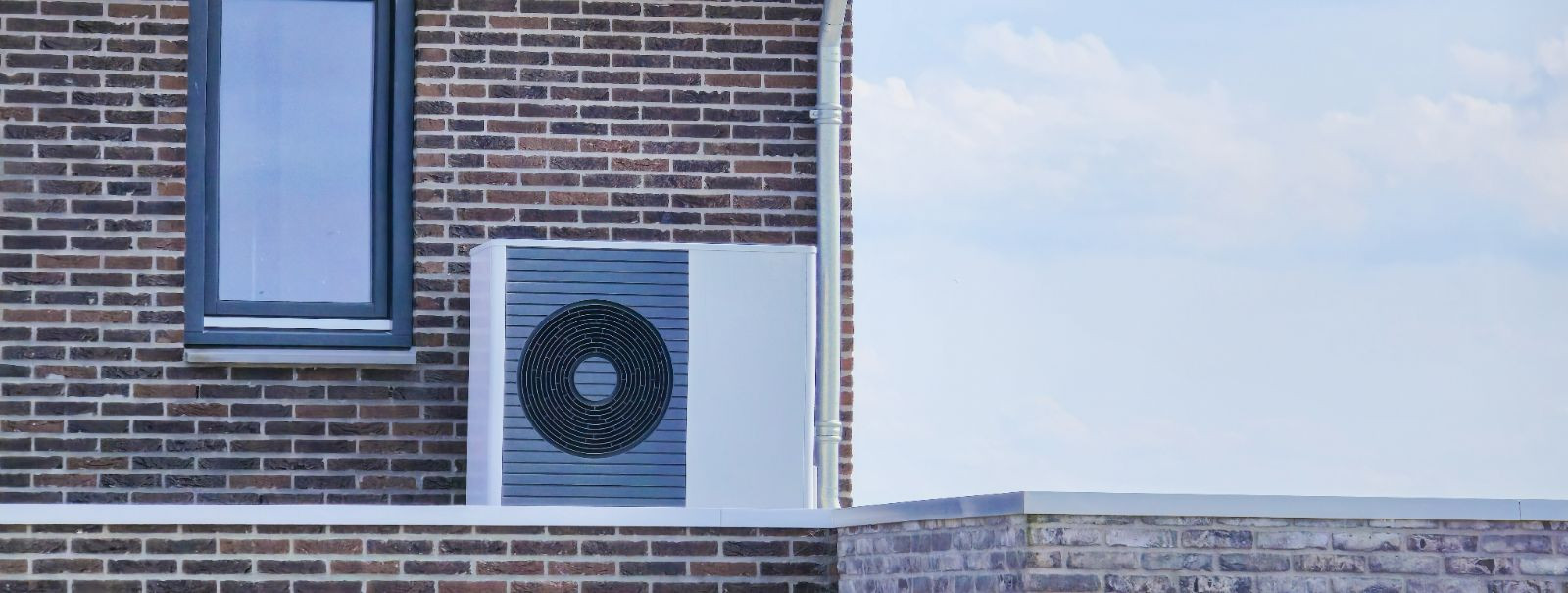 Ventilatsioon on värske õhu tahtlik sissetoomine ruumi ja see on kriitilise tähtsusega siseõhu kvaliteedi säilitamiseks. Kaasaegses ehituses ei ole korralik ven