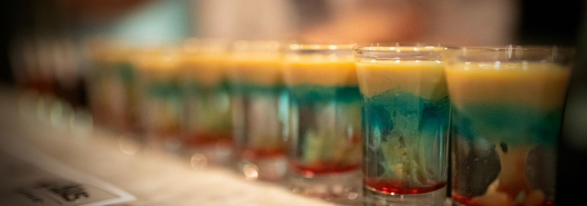 Kiire, mitmekülgne ja meeldejääv: shottide valik, mis ergutab õhtut   Abruptne maitseelamus ja jagatav rõõm  — umbes 40 erinevat varianti pakub kiiret ja erksa 