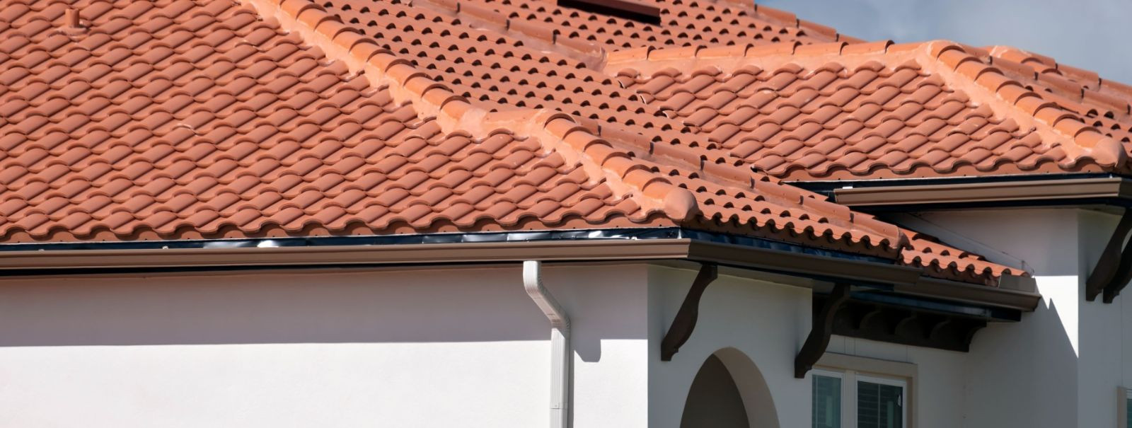 Õige katusematerjali valimine on oluline teie kodu ohutuse, vastupidavuse ja esteetika jaoks. Katus on teie esimene kaitsejoon elementide vastu ja mängib olulis