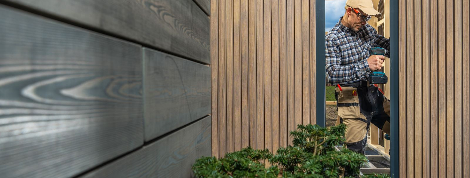 Puidust fassaadid, tuntud ka kui puitvooder, hõlmavad puidumaterjalide kasutamist hoone välispinnal, et kaitsta seda elementide eest ja pakkuda esteetilist ilme