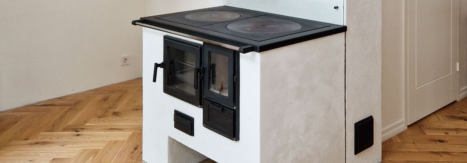 Puupliit ühendab kiire kuumenemise ja hea soojasalvestuse.  See sobib nii igapäevaseks toiduvalmistamiseks kui ka lisasoojuse andmiseks, pakkudes praktilist lah