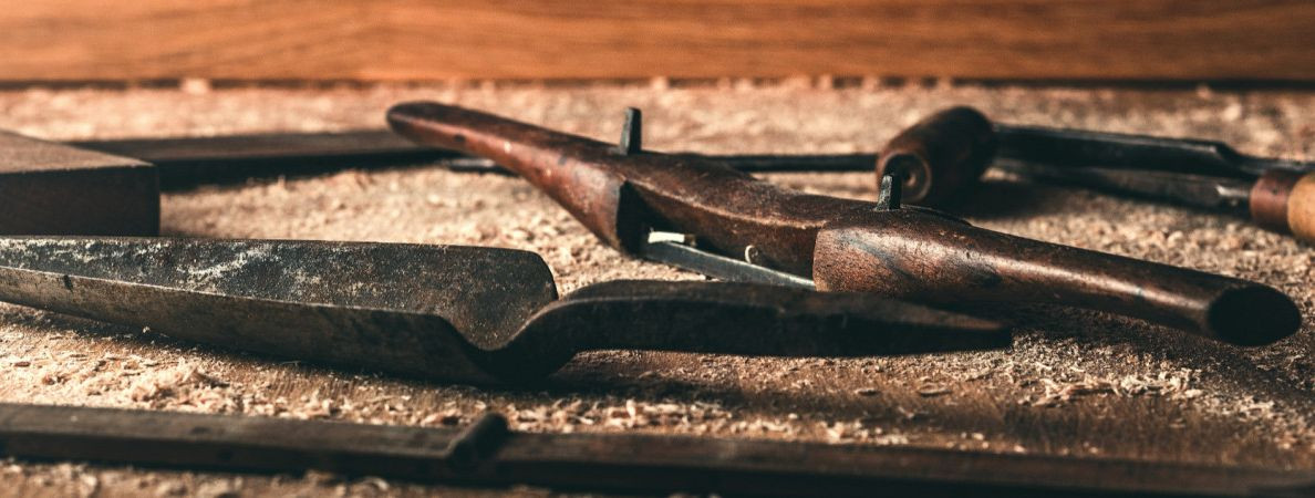 Peamised erinevused puidutöölise ja puusepa vahel seisnevad selles, milliste ülesannetega nad tegelevad. Tihti on puidutöölise ülesandeks meisterdada asjad algu