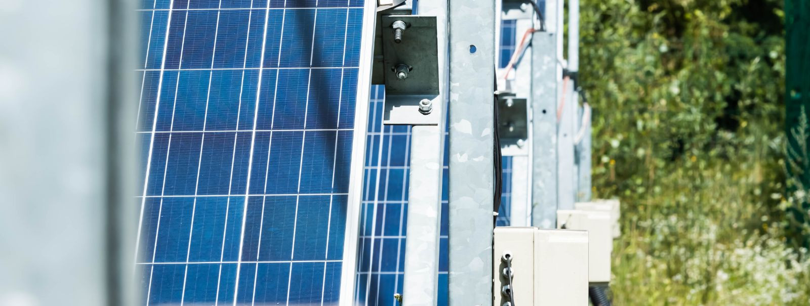 Fotogalvaanilised (PV) paneelid, tuntud ka kui päikesepaneelid, on seadmed, mis muundavad päikesevalguse elektrienergiaks. Need koosnevad pooljuhtmaterjalidest 