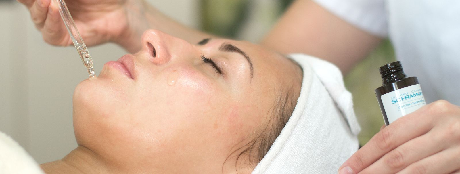 Näohooldused on populaarsed nahahooldusprotseduurid, mis on loodud naha noorendamiseks ja välimuse parandamiseks. Need hõlmavad mitmeid samme, sealhulgas puhast