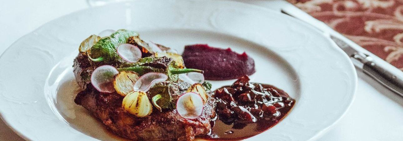 Tallinna südames asuv Restoran Dominic on ajaloolise hõnguga söögikoht, mis pakub Euroopa köögi austajatele ainulaadset elamust. Alates 1374. aastast tegutsenud