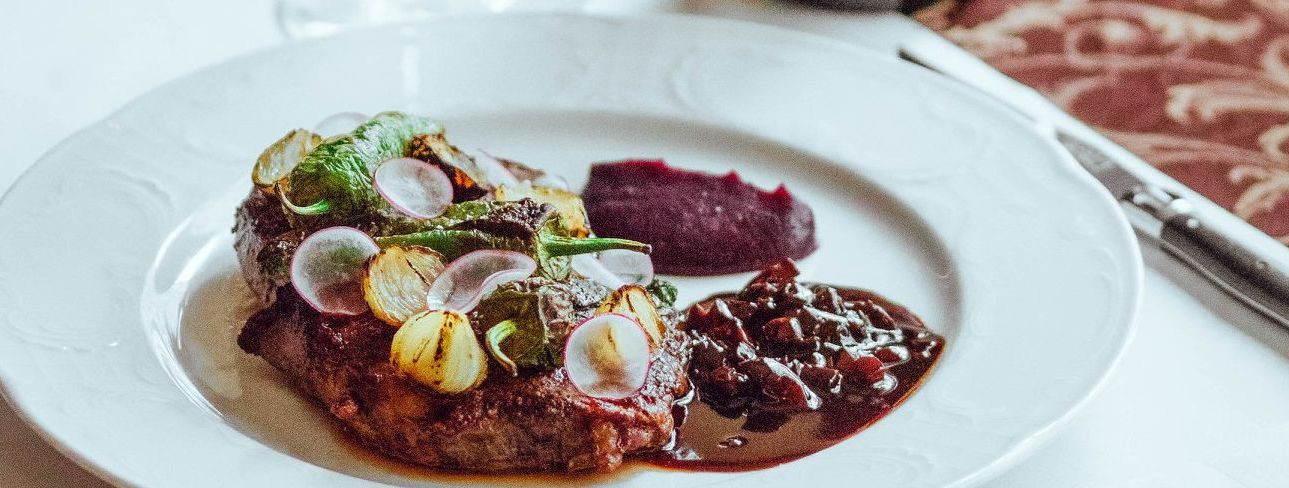 Tallinna südames asuv Restoran Dominic on ajaloolise hõnguga söögikoht, mis pakub Euroopa köögi austajatele ainulaadset elamust. Alates 1374. aastast tegutsenud