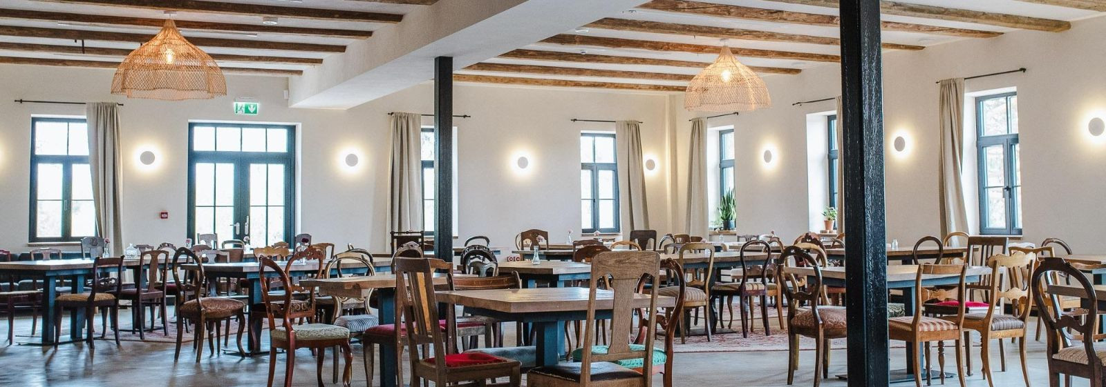 Kohapealne restoran  loob mugava ja nauditava toiduelamuse kõigile, kes hindavad head sööki, head asukohta ja ladusat teenindust. See on ideaalne  toitlustus la