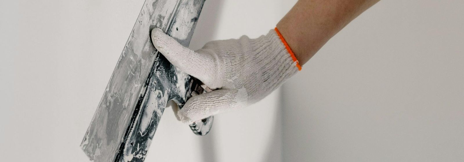 Kõrgekvaliteediline sise- ja välisviimistlus, akende ja uste paigaldus ning müüritööd  Kogenud meeskond tagab täpse ja esteetilise lõpptulemuse alates sisetingi