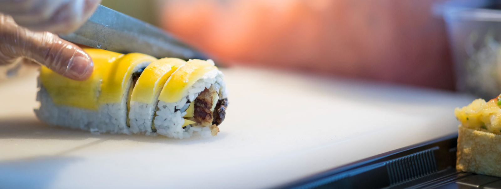 Sushi valmistamine ei ole lihtsalt kulinaarne protsess; see on kunstivorm, mis nõuab täpsust, kannatlikkust ja õrna puudutust. Sushi loomise teekond algab värsk