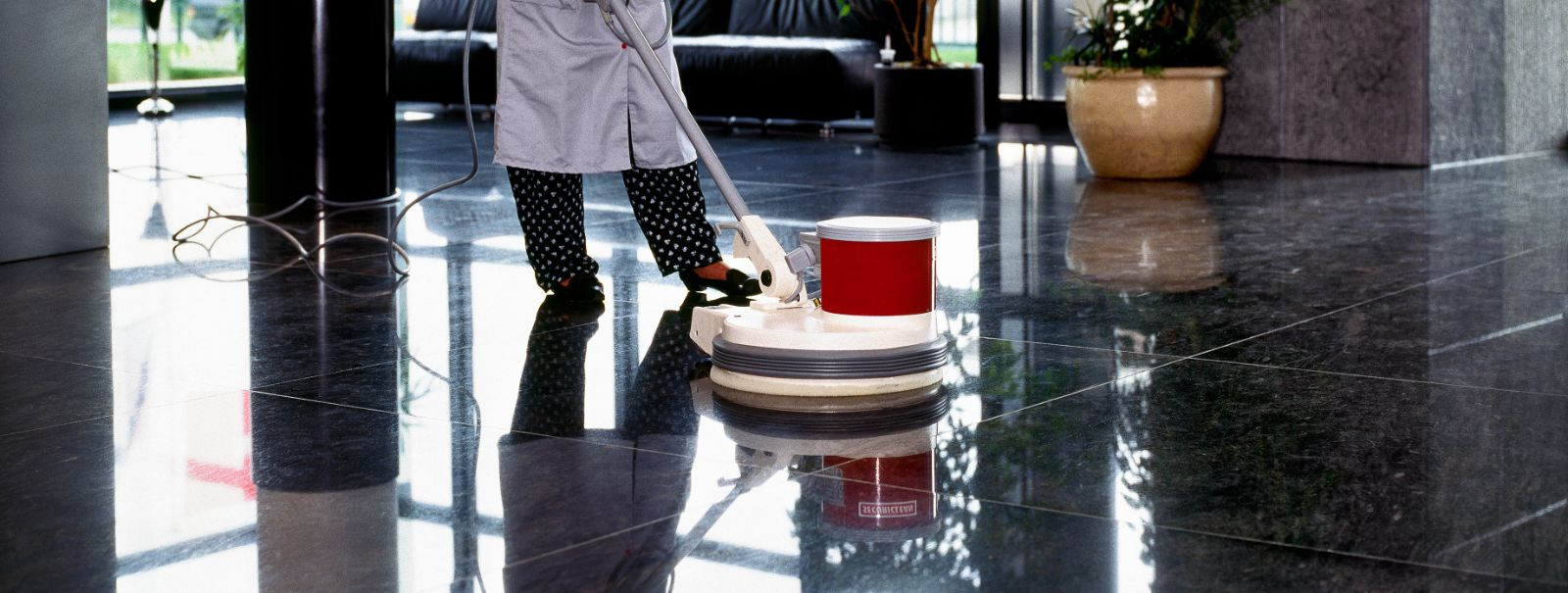Puhta ja hügieenilise keskkonna säilitamisel on ülioluline teie põrandate puhtus. Põrandad on iga ruumi alus ja neid kasutatakse pidevalt, mis võib viia mustuse
