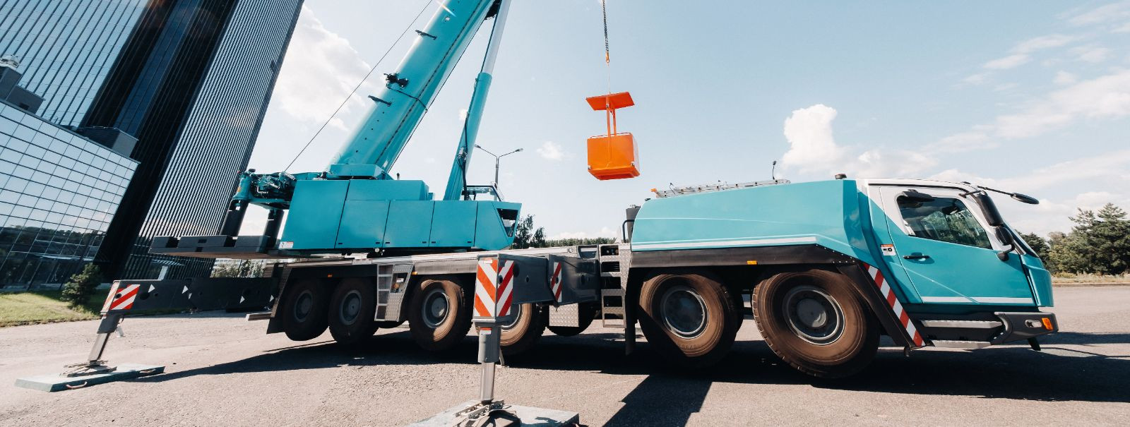 Crane car lifting is a specialized service that combines the flexibility of road transport with the heavy lifting capabilities of a crane. This synergy is cruci