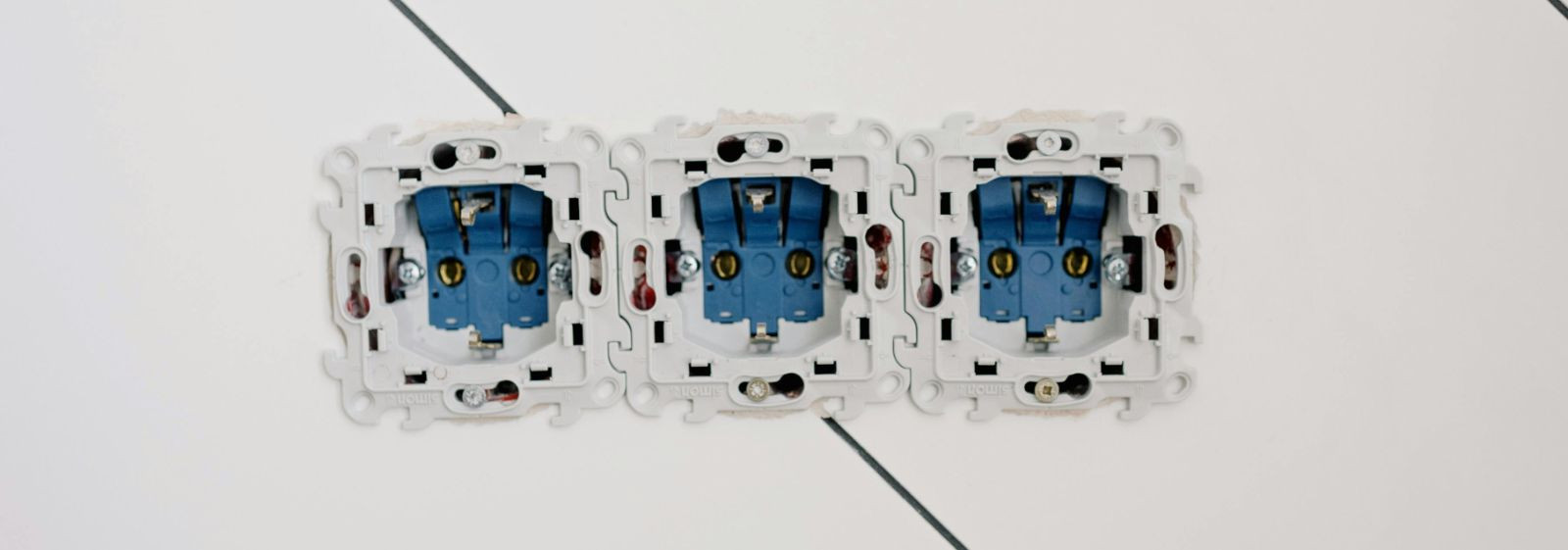 Mida hõlmab teenus   Valgustuspaigaldus  ja elektrisüsteemide turvatööde teostamine alates projekteerimisest kuni lõppkontrolli ja kasutuselevõtuni. Teenus kata