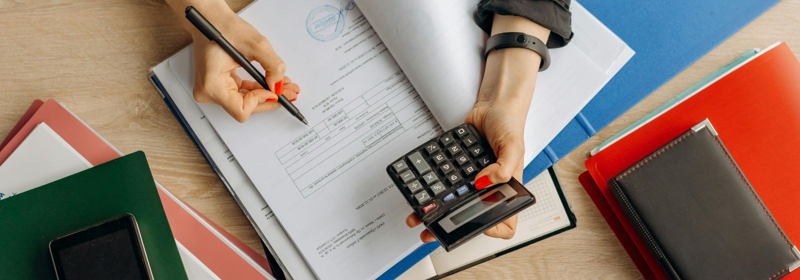 Täielik raamatupidamislahendus  väikeettevõtetele, mis ühendab pideva raamatupidamise, usaldusväärse palgihalduse ja intelligentse dokumendihalduse. Teenus kasu