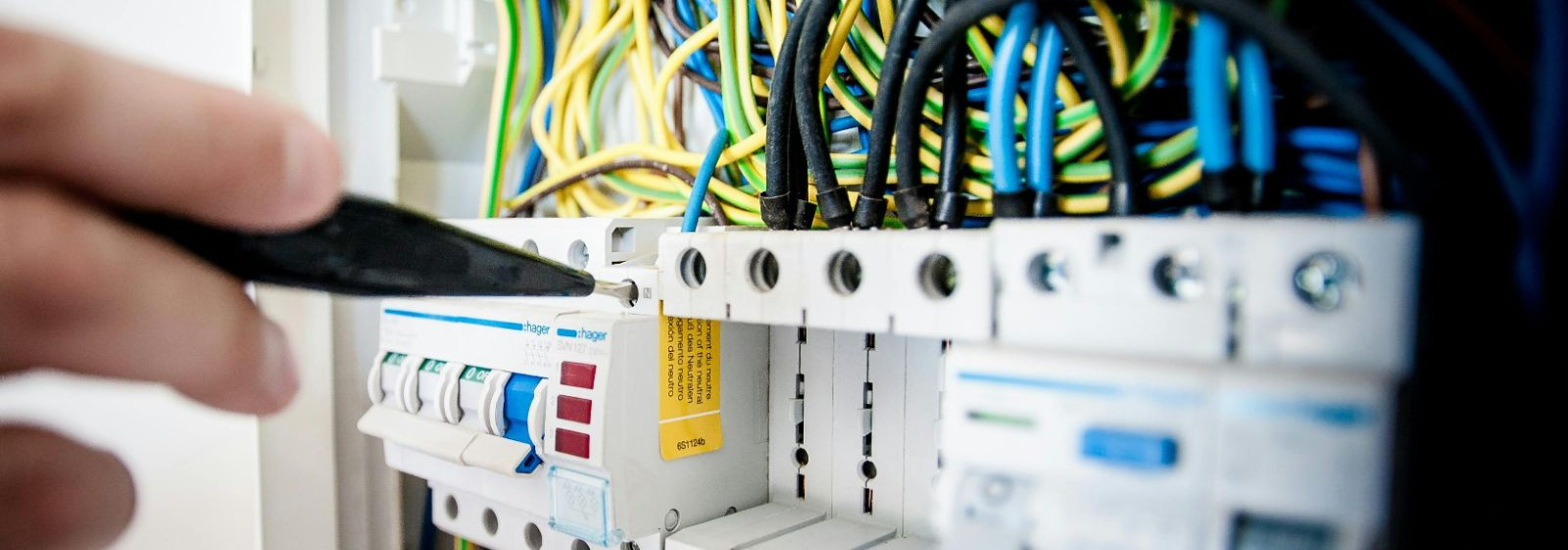 Professionaalne elektripaigaldiste projekteerimine ja hooldus, mis tagab turvalisuse ja madalamad kulud  Pakutakse terviklikke lahendusi elektripaigaldiste proj