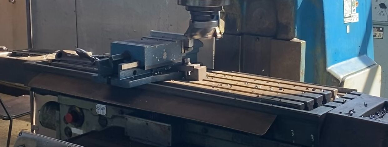 CNC treimine on täpne ja automatiseeritud protsess, mis kasutab metalli kujundamiseks arvutiga juhitavaid treipinke. CNC masinasse soovitud mõõtmete ja spetsifi