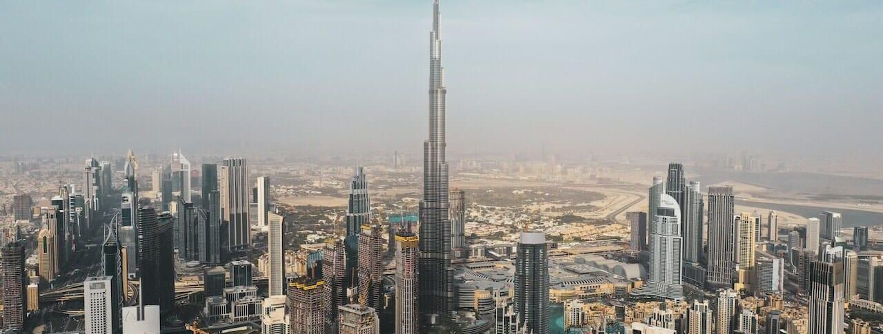 Ühendemiraadid (UAE) on kultuuride sulatusahi, kus traditsioon kohtub modernsusega harmoonilises koosluses. Tuntud oma luksusliku elustiili ja futuristliku arhi