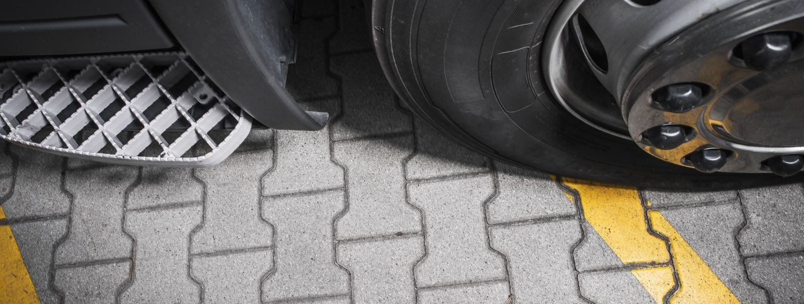 Paving stones, also known as pavers, are a popular choice for driveways due to their durability, versatility, and aesthetic appeal. They come in various materia