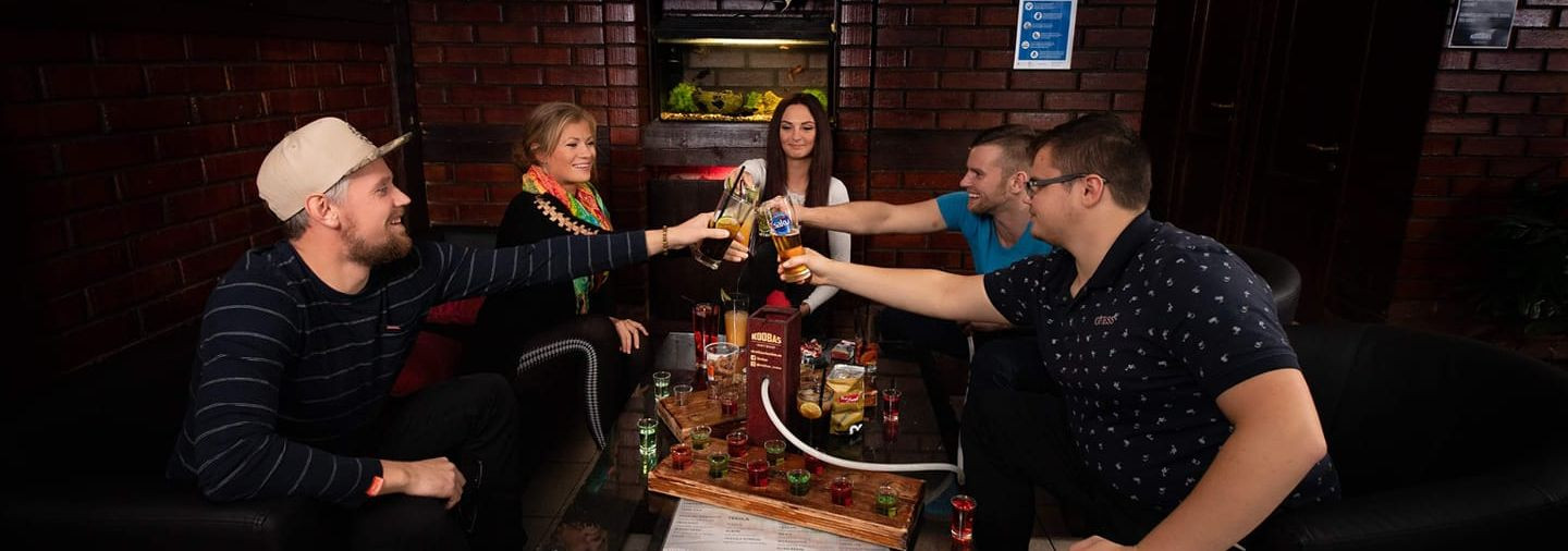 Keldri‑stiilis lounge  pakub intiimset ja sooja atmosfääri, kus saab nautida kvaliteetset  vesipiipu , mugavaid  grupikohti  ning rikkalikku valikut  lauamänge 