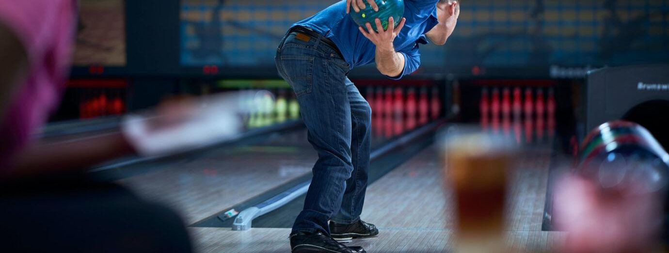 Bowlingujalatsid mängivad mängus pöördelist rolli, pakkudes vajalikku libisemist ja haardumist, et sooritada sujuv ja kontrollitud bowlingu lähenemine. Need on 