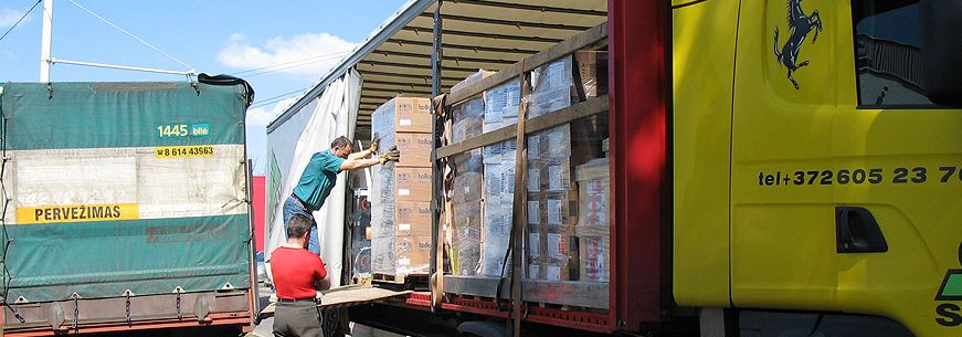 Tõstukiga transport  võimaldab kaupa laadida ja mahalaadida otse kliendi juures ilma dokita või eriseadmeteta, vähendades käitlemisaega ning alandades kahjustus