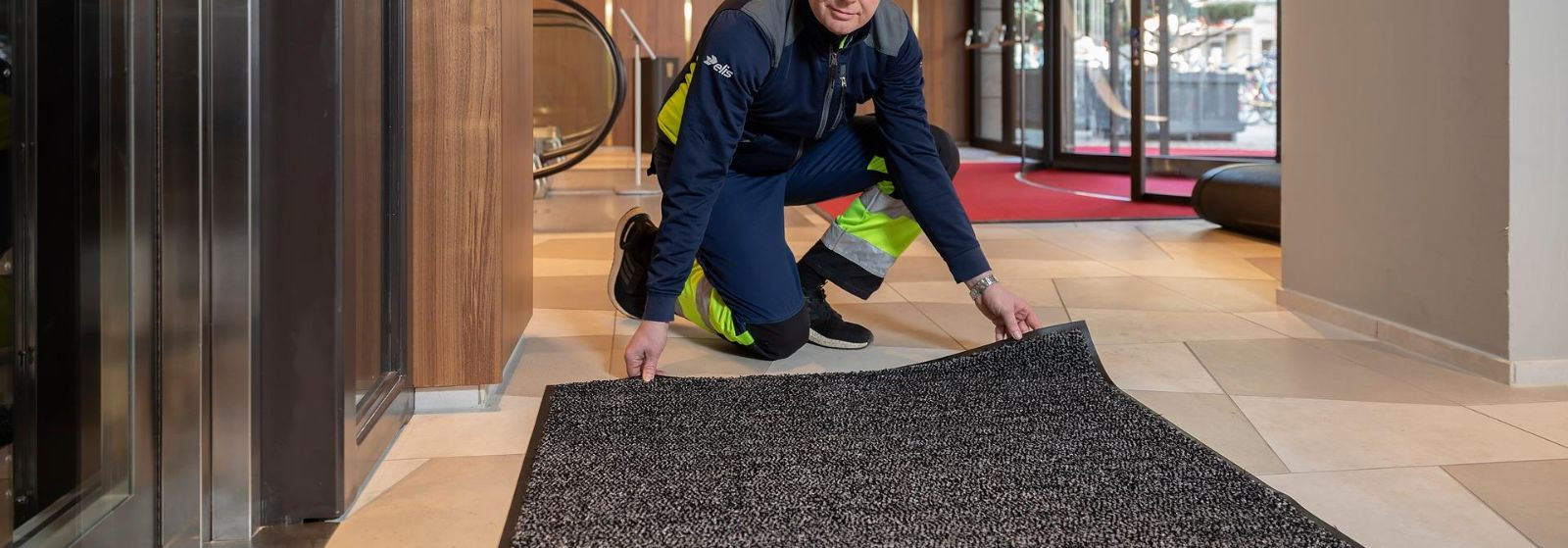 Vahetusvaibad: esinduslik sisenemine ja mugav hooldus 
  Vahetusvaibad  pakuvad mugavat rendilahendust uksemattide ja vaipade regulaarseks vahetuseks koos profe