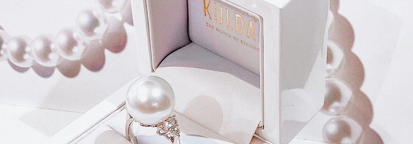 Our goal is to provide carefully selected jewelry with precious stones and diamonds that combine timeless elegance and modern expression. We work to ensure that