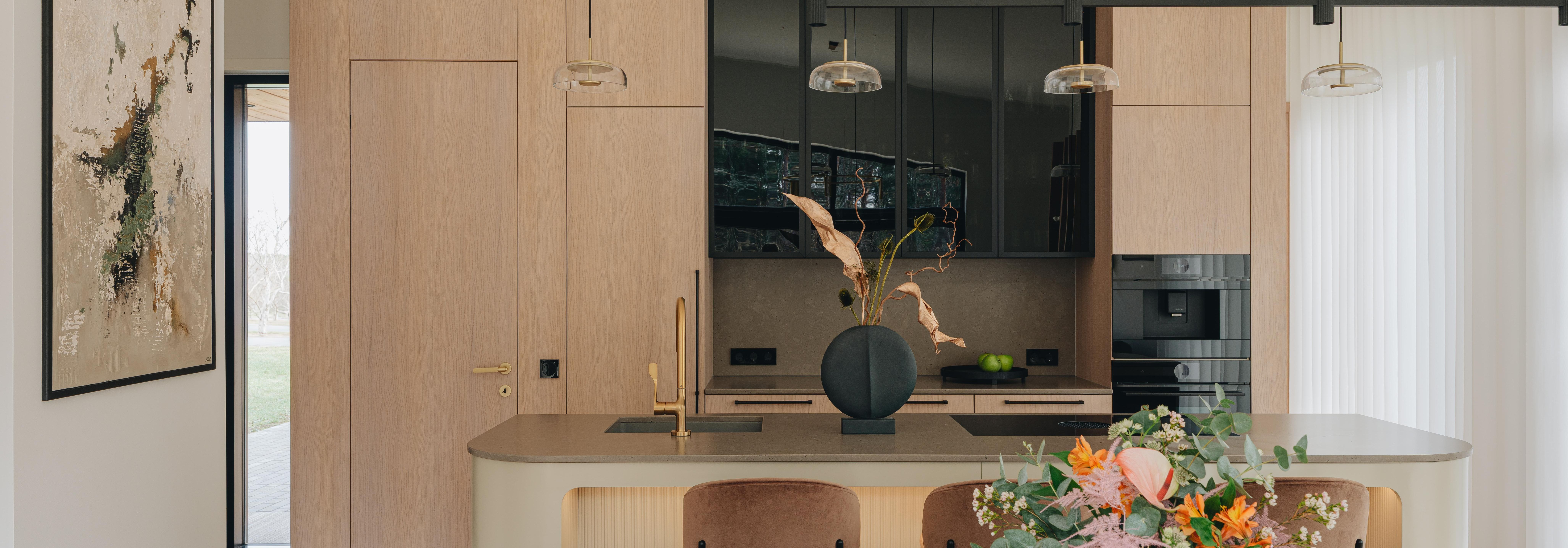 Oleme eritellimusmööblile keskenduv ettevõte, mis ühendab näitusesalongi ja kohalikus tootmises valminud lahendused; alates 1991. aastast tegutseme 100% Eesti k