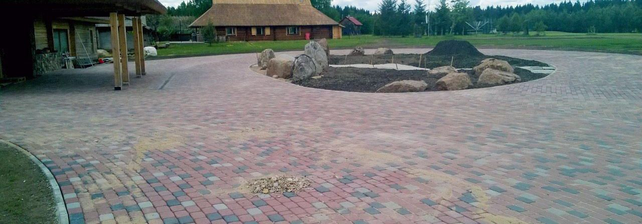 Terviklik sillutuslahendus  tagab vastupidava, esteetilise ja hooldusvaba välisruumi — olgu tegemist koduhoovi, ärikeskkonna või avaliku projekteerimisega. Teen