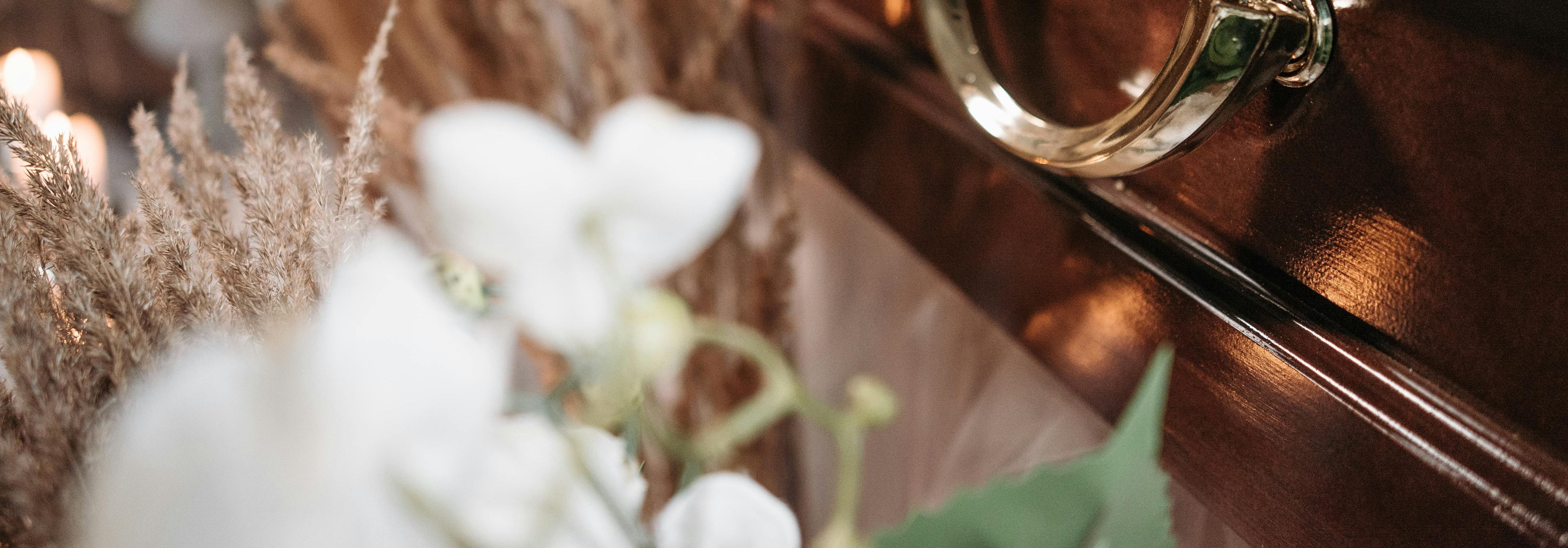 Meie töö keskmes on pakkuda matusevaldkonnale tooteid, mille puhul on oluline nii väärikus kui ka usaldusväärsus. Oleme tootmisettevõte, kelle tegevus ühendab t