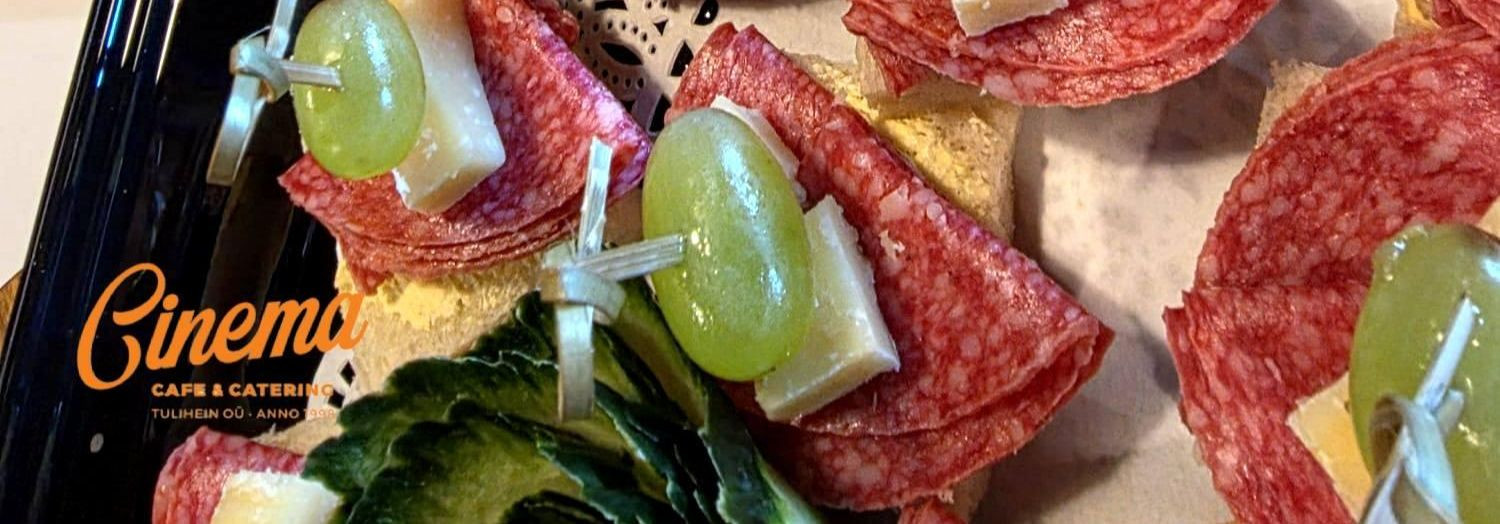 Kõikehõlmav toitlustus- ja meelelahutuskogemus kohaliku sõbralikkusega 
  Täisteenused  toob kokku kohviku hubasuse, restorani kvaliteedi, professionaalse kater