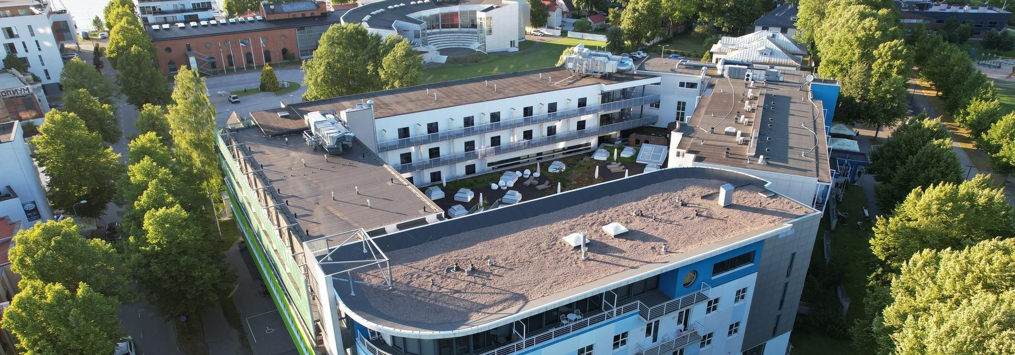 Meie ettevõte tegeleb katuste ja fassaadide ehituse ning renoveerimisega, pakkudes kinnisvarahaldajatele ja majaomanikele rahulikku meelt ning töökindlust. Alat