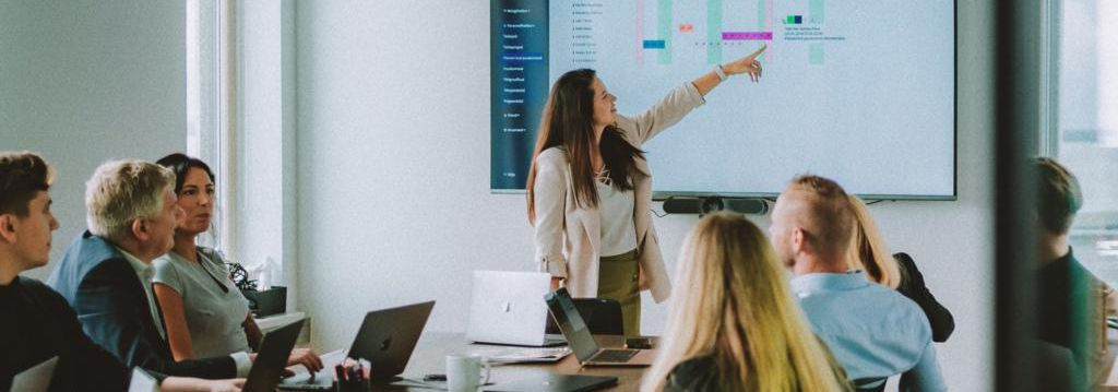 Oleme B2B tarkvarapakkuja, kes aitab väike- ja keskmise suurusega ettevõtetel ning eri sektorite juhtidel sidustada finants- ja operatiivandmed ühte, usaldusvää