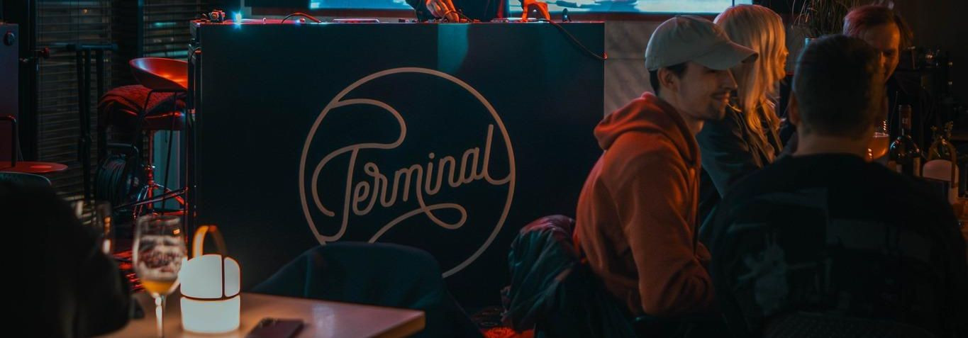 Telliskivi  muusikapood ühendab sirvimise rõõmu ja kohese ostuvõimaluse: valikus on vinüülplaadid, CD-d, eriväljaanded ja filmid, mille saab kohapealt kaasa võt