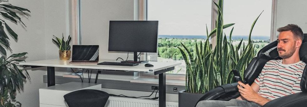 Kontoriergonoomika  loob tervislikuma ja produktiivsema töökeskkonna: reguleeritavad lauad ja ergonoomilised toolid vähendavad vaevusi, parandavad tööasendit ni