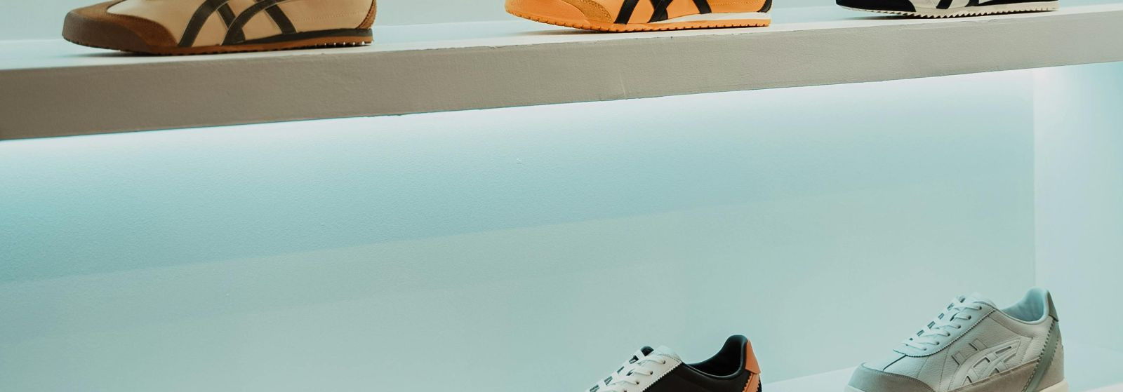 Täiuslik valik igaks sammuks 
 Lai ja hoolikalt kureeritud jalatsikollektsioon pakub kingi, saapaid, sandaale ja spordijalatsid, mis ühendavad mugavuse, vastupi