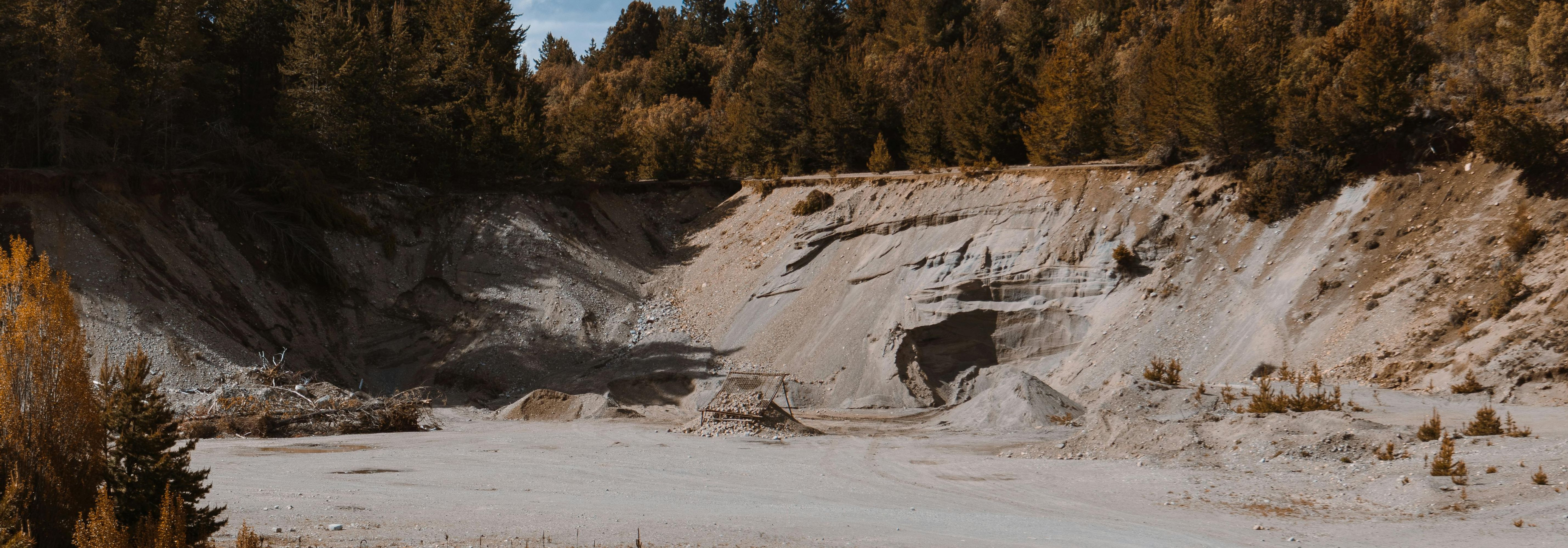 Meie ettevõtte eesmärk on tagada usaldusväärne ja järjepidev toorainetarnimus ehitus- ja tööstussektorile, tuginedes selgetele leiuksustele ja läbimõeldud otsus