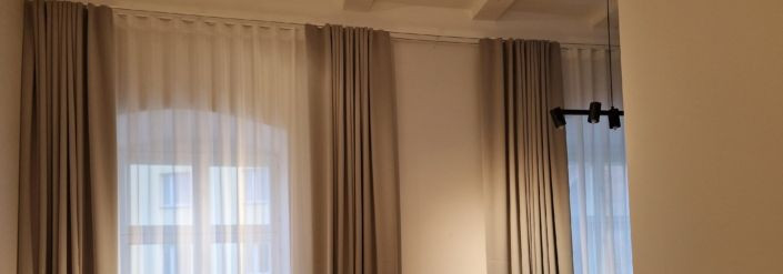 Me oleme väike kohalik ettevõte, mis keskendub aknakatetele ja pehmetele sisustuselementidele. Meie töö mõte on aidata kodudel ja avalikel ruumidel olla mugavam