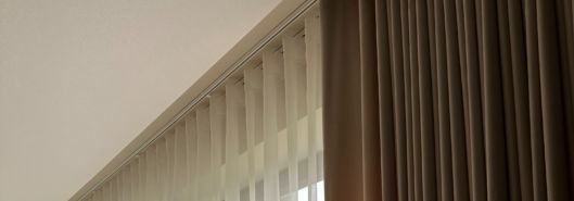 Täpsus ja elegants: tekstiilkardinad igale ruumile   Tekstiilkardinad  pakuvad ruumile lõplikku viimistlust: need on  mõõtu õmmeldud , istuvad ideaalselt akna- 